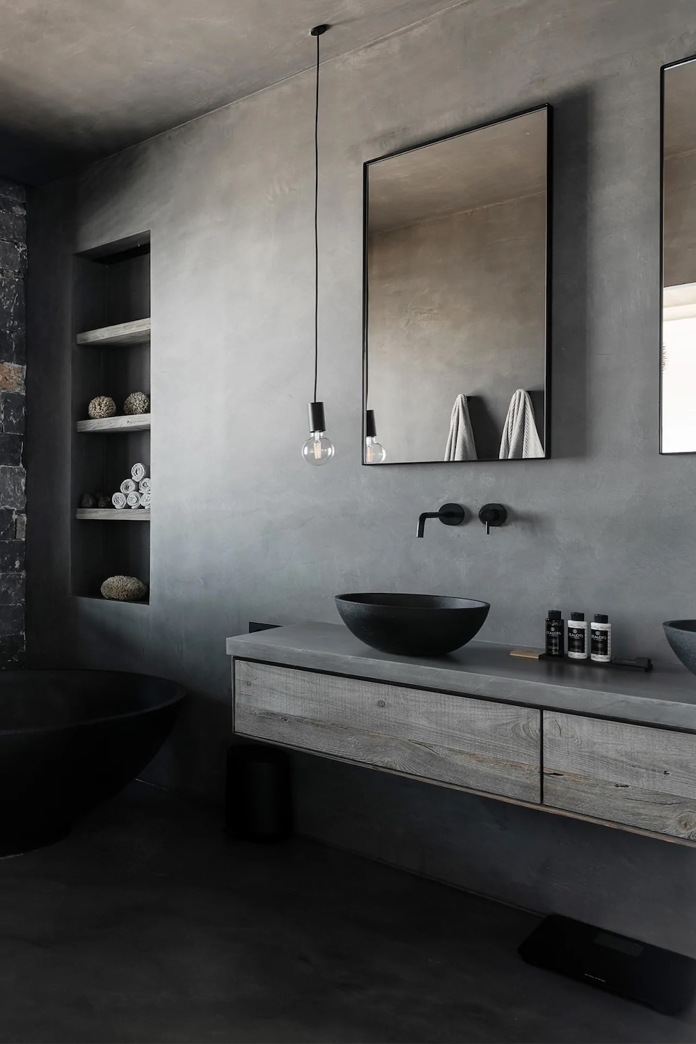 FotoOud eiken badkamermeubel: warm, duurzaam en perfect voor elke badkamer